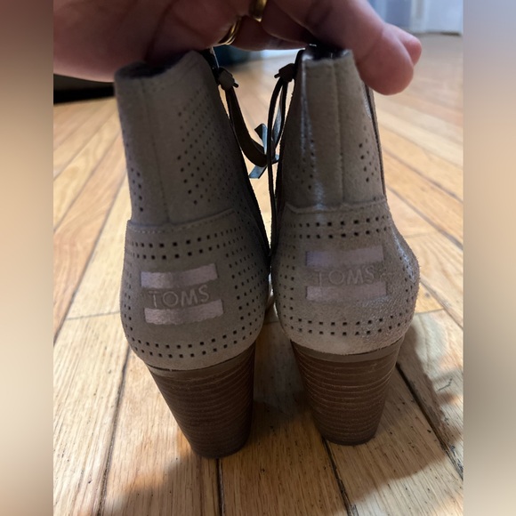 Toms Majorca Peep Toe Ankle Booties  Perforated Leaf Taupe Tan Size 7.5 like new - Picture 2 of 6